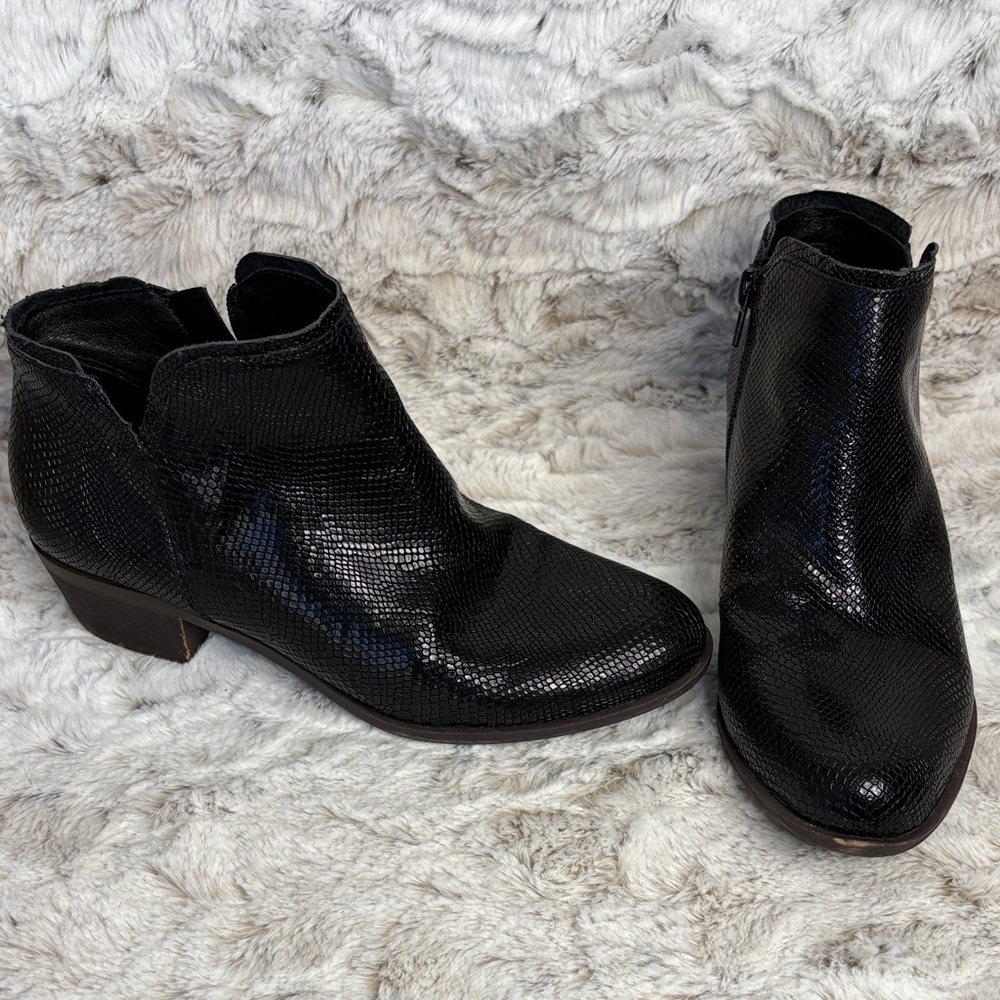Lucky Brand Bittany Shiny Black Ankle Booties. Possibly Snake or Lizard Print. 7